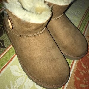 Classic Short Bailey Button UGGS
